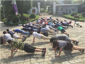 牛商家人接受俯臥撐獎勵 牛商家人接受俯臥撐獎勵