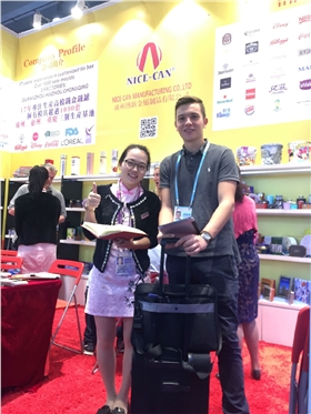 2017廣交會(huì)博新員工與采購商合影