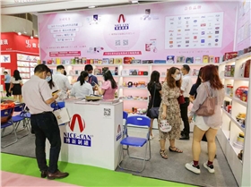 接下來的兩天，博新制罐依舊保持魅力，延續(xù)了第一天的良好勢頭。我們高檔的鐵盒鐵罐以及工作人員認真專業(yè)的解答、貼心的服務贏得了客戶們的連連稱贊，紛紛表示出了濃厚的合作意向。而我們也會回饋客戶的這種信任感，在以后的日子，繼續(xù)保持精益求精的態(tài)度不斷提高產品質量、設計水平及完善服務機制，繼續(xù)為客戶提供優(yōu)越的產品和滿意的服務！為客戶提升品牌價值，我們將時刻牢記使命！