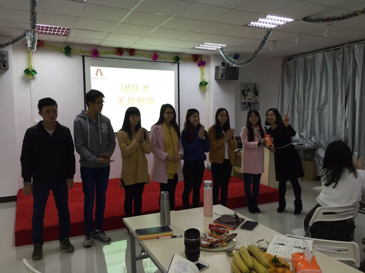 為馬口鐵罐業(yè)務(wù)2月優(yōu)勝團(tuán)隊(duì)頒獎(jiǎng) 為馬口鐵罐業(yè)務(wù)2月優(yōu)勝團(tuán)隊(duì)頒獎(jiǎng)